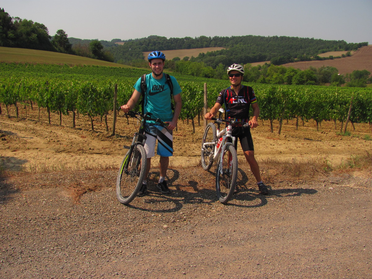 e-bike tour on dirt and secondary roads along vineyards