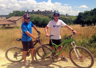 mountain bike tour with monteriggioni castle on the back