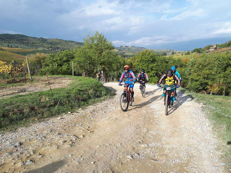 nice and easy tour on dirt roads in Tuscany